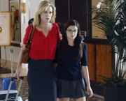 Claire Dunphy (Julie Bowen, l.); Alex Dunphy (Ariel Winter, r.)