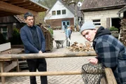 Wer hat den stellvertretenden Leiter des Stuttgarter Jugendamts erschlagen? Einige Spuren führen in die Richtung eines Hofs, auf dem straffällige Jugendliche resozialisiert werden. Kommissar Rico Sander (Benjamin Strecker, l.) vernimmt dort Dennis Scheele (Luis Pintsch, r.), doch der hat der Polizei offensichtlich nicht viel zu sagen.