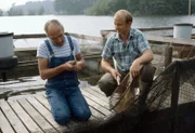 Peter Lustig (l.) besucht eine Fischzucht.