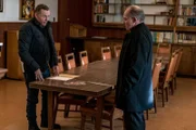 Hank Voight (Jason Beghe, l.), Father Bill McSorley (Zach Grenier). Die Verwendung des sendungsbezogenen Materials ist nur mit dem Hinweis und Verlinkung auf RTL+ gestattet.