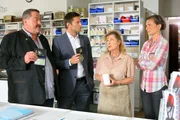 Noch am Tatort erhalten Hansen (Igor Jeftic, 2.v.l.) und Hofer (Joseph Hannesschläger, l.) von den Mitarbeiterinnen Maria Gerstl (Veronika Faber, 2.v.r.) und Yvonne Brand (Martyna Eder, r.) einen wichtigen Hinweis.