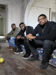 L-R: Dalen, Juwan und Marcus machen eine Pause in einem der Räume von Thornhaven Manor.