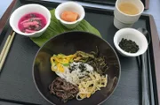Bibimbap mit seinen sorgsam nach Farbe und Konsistenz zusammengestellten Zutaten symbolisiert für die Südkoreaner die vier Jahreszeiten.