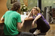 Tom (Frank Maier) und Anna (Diana Staehly) diskutieren: Hatte die Familie recht und die Neustarts der beiden waren zum Scheitern verurteilt?