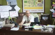Jeff (Joel McHale) soll für den Werbespot in die Rolle des Dekans schlüpfen. Das passt ihm natürlich überhaupt nicht, also schmiedet er einen hinterlistigen Plan ...