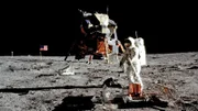 Die erste bemannte Mondlandung vom 20. Juli 1969 ist Gegenstand vieler Verschwörungstheorien. Als Indiz für eine Inszenierung werden oft die fehlenden Sterne am Himmel angeführt.