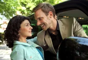 Pauline (Liza Tzschirner, l.) nimmt Leonards (Christian Feist, r.) Heiratsantrag an.