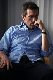 Warum hat Cuddy seine Einladung ins Theater abgelehnt? Dr. Gregory House (Hugh Laurie) kommt tatsächlich ins Grübeln ...s