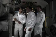 Lovell, Swigert und Haise gehen gemeinsam wichtige Informationen durch