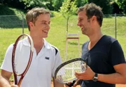 Zwischen Martin (David Paryla, l.) und Nils (Florian Stadler, r.) entbrennt ein Wettstreit.