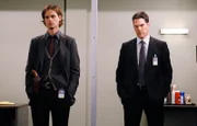 Professor Rothschild behauptet fünf Menschen in seiner Gewalt zu haben, die in weniger als zehn Stunden sterben werden. Für Reid (Matthew Gray Gubler, l.), Hotch (Thomas Gibson, r.) und das restliche Team beginnt ein Wettlauf mit der Zeit ...