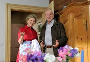 Hildegard (Antje Hagen, l.) überrascht Alfons (Sepp Schauer, r.) mit einem romantischen Abendessen.