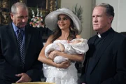 L-R: Jay Pritchett (Ed O'Neil), Gloria Delgado-Pritchett (Sofía Vergara), Father Krzyzieski (Josh Clark)