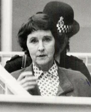 Susan Wilberforce wird beschuldigt, im Jahr 1987 den Architekt Simon Dale ermordet zu haben.