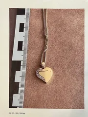 Dieses goldene Herz gehörte dem Opfer Yrina U. Später schenkte es der Mörder seiner Geliebten.