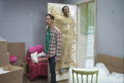Die beiden Chaoten Abed (Danny Pudi, l.) und Troy (Danny Glover, r.) haben allen Grund zur Freude: Annie hat beschlossen, bei den ihnen einzuziehen ...