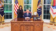 Kim Kardashian nutzt ihren Einfluss auch im Weißen Haus. Bei einem Besuch bei Donald Trump bat sie um die Verkürzung der Haftstrafe einer 63-Jährigen, die seit mehr als zwei Jahrzehnten wegen eines gewaltlosen Drogendelikts im Gefängnis einsitzt. Mit Erfolg: Anschließend wurde sie freigelassen.
