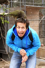 Willi Weitzel mit einem Kea auf dem Kopf.