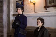 Dorothy (Annabelle Attanasio, l.) muss ihre Schwester Eleanor (Maya Kazan, r.) nach einem Zwischenfall auf der Straße bei der Polizei abholen.