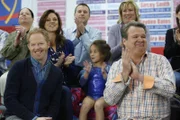 Vorne, l-r: Mitchell Pritchett (Jesse Tyler Ferguson), Cameron Tucker (Eric Stonestreet)