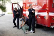 Bei einem Polizeieinsatz gibt es einen Verletzten. Jackson West (Titus Makin Jr.) und Lucy Chen (Melissa O'Neil) eröffnen das Feuer.