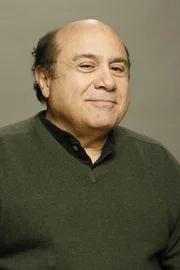 (3. Staffel) - Frank Reynolds (Danny DeVito) ist der juristische Vater von Dennis und Dee, beteuert immer nur das Beste f&uuml;r seine Kinder zu wollen, nutzt sie allerdings st&auml;ndig aus und spannt sie f&uuml;r seine Zwecke ein ...