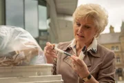 Presenterin Angela Rippon mit Bakterienproben an der Liverpool School of Tropical Medicine.