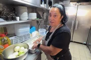 Küchenchefin Eugénia Gomes da Silva Tavares bereitet Bacalhau à Gomes de Sá zu.