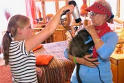 ARD/SWR DAS WAISENHAUS FÜR WILDE TIERE FOLGE 31, "Abenteuer Afrika", SWR Dokuserie mit 40 Folgen, deren Schauplatz die Tierrettungsstation "Harnas" am Rand der afrikanischen Kalahari-Wüste ist. Frisch gebadet wird der Affenjunge noch kurz geföhnt - und bekommt danach Windeln angelegt!