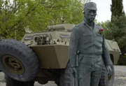 Im portugiesischen Santarém erinnert eine Statue an einen der Anführer der Nelkenrevolution: Hauptmann Fernando José Salgueiro Maia. Dieser war am 25. April maßgeblich an dem Putsch linksgerichteter Soldaten der Movimento das Forcas Armadas (MFA) beteiligt.