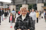 Angela Rippon erklärt mit der Unterstützung von Freiwilligen, dass vor der Entwicklung von Antibiotika etwa 40 Prozent der Menschen an Infektionskrankheiten starben.