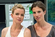 Eva (Mira Bartuschek, links) und ihre alte Freundin Lucy (Anna Rot) sind ein unschlagbares Team.