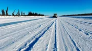 Schneepflug beim Präparieren der Eisstraße.