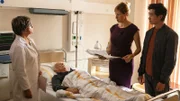 Heimlich ermittelt Edwin (Tilo Prückner, 2.v.l.) mit Unterstützung von Dr. Rosalind Schmidt (Helene Grass, 2.v.r.) und Hui Ko (Aaron Le, r.) vom Krankenbett aus. Seine Ärztin (Petra Kalkutschke, l.) darf nichts davon wissen.