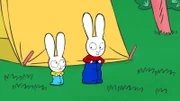 Als Zeitvertreib beim Campingausflug veranstalten Simon (r.) und Franz (l.) Sackwetthüpfen.