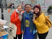 Punta Arenas in Chile. Küchenpraktikantin Laura Bauer und Sous-Chefin Steffi Gehrlein haben Pause und machen einen Stadtausflug dabei genießen sie ein Eis auf der Plaza de Armas.