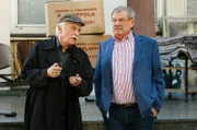 Das Kommissariat muss umziehen: zum großen Leidwesen von Edwin Bremer (Tilo Prückner, l.) und Günter Hoffmann (Wolfgang Winkler, r.).