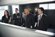 Prentiss (Paget Brewster, l.), Hotch (Thomas Gibson, 2.v.l.), Reid (Matthew Gray Gubler, M.) und Morgan (Shemar Moore, 2.v.r.) werden nach Los Angeles beordert, um Lt. Detective Owen Kim (Ian Anthony Dale, r.) bei der Aufklärung einer Mordserie behilflich zu sein ...