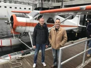 Zweiter Offizier Christian Baumann und Staff Captain Andreas Slowik vor ihrem Flug mit einem Wasserflugzeug über den Saguenay-Fjord.