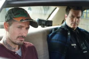 John Nolan (Nathan Fillion, r.) nimmt den Autodieb Andrew Gannon (Lane Carlson, l.) fest.