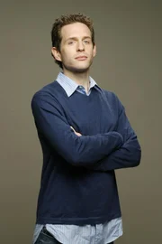 (3. Staffel) - Stellt sich gegenüber seinen Freunden gerne als überaus intelligent dar: Dennis (Glenn Howerton) ...