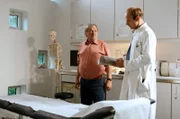 Dr. Beck (Moritz Führmann, r.) kümmert sich um den lädierten Rücken von Günter Hoffmann (Wolfgang Winkler, l.).
