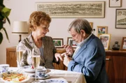 Günter Hoffmann (Wolfgang Winkler, r.) macht seiner Frau Heidrun (Verena Plangger, l.) einen zweiten Heiratsantrag - Heidrun ist gerührt.