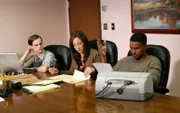 Ein Sniper hat in Illinois bereits drei Schuss-Serien auf Passanten, Park- oder Cafébesucher abgegeben. Reid, Elle Greenway und Derek Morgan sind dem Täter auf der Spur ...