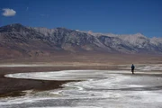 Von dem ursprünglichen See im Owens Valley in Kalifornien ist nur noch eine Salzfläche übrig. Wie durch einen überdimensionalen Strohhalm hatte die Megacity Los Angeles den Owens River einfach leergesaugt.