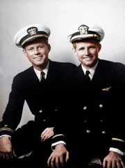 Lt.(jg) John F. Kennedy (l.) und Ensign Joseph P. Kennedy (r.)
