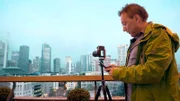 Der Instagramer Paul Dylla fotografiert die Frankfurter Skyline immer so, dass seine Follower nie genug davon bekommen können – auch schon mal früh morgens von einer Hotelterrasse aus.