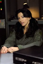 Vala (Claudia Black) glaubt, dass sie mit etwas Übung den Psychologischen Test ganz einfach überstehen kann...