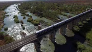 Jede Etappe hat es in sich: Der „Pride of Africa“ fährt auf dem Streckennetz des Unternehmens Rovos Rail durch pulsierende Städte, weite Landschaften und über imposante Brücken in Südafrika.