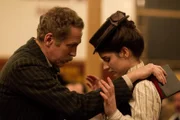 Lucy (Eve Hewson) wird von ihrem Vater, einem Prediger (Stephen Spinella) schwer misshandelt.